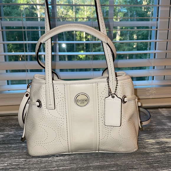 Leather Coach crossbody with removable shoulder strap and inside zip pocket. - Picture 4 of 12